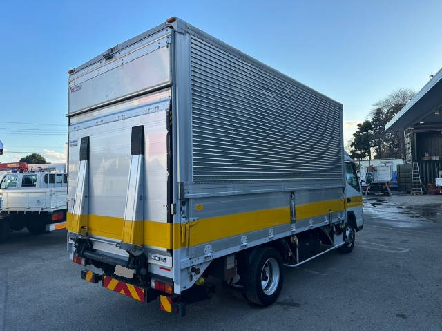 三菱ふそうキャンターアルミウイング小型（2t・3t）[写真02]