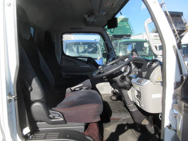 三菱ふそうキャンターアルミウイング小型（2t・3t）[写真11]