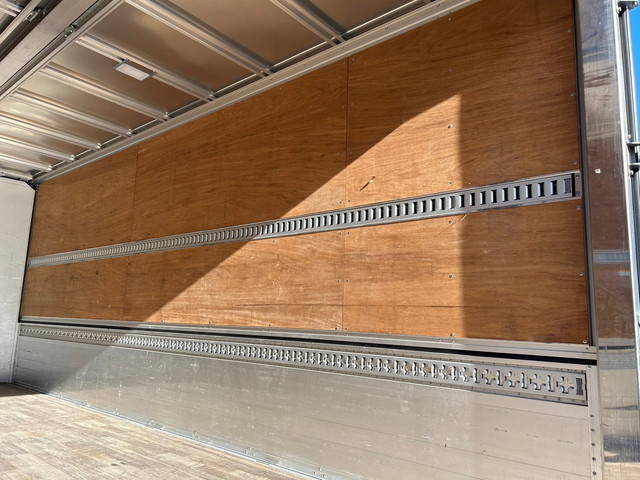 いすゞフォワードアルミウイング中型（4t）[写真12]