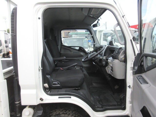 三菱ふそうキャンター平ボディ小型（2t・3t）[写真11]