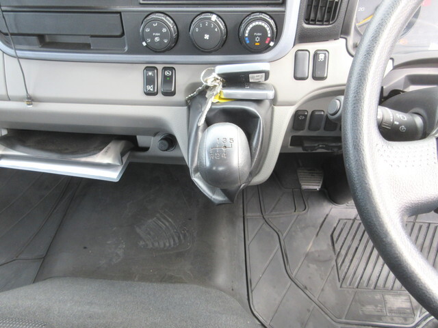 三菱ふそうキャンター平ボディ小型（2t・3t）[写真15]