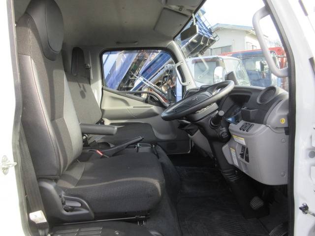 三菱ふそうキャンター平ボディ小型（2t・3t）[写真09]