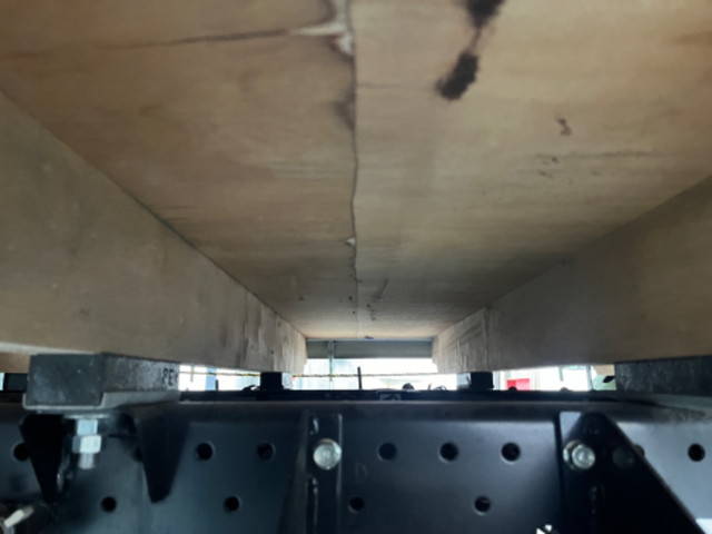 いすゞエルフ平ボディ中型（4t）[写真17]