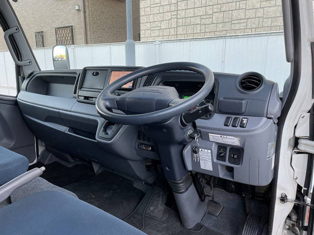 三菱ふそうキャンター幌ウイング小型（2t・3t）[写真13]