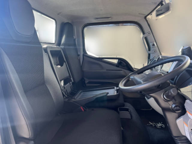 三菱ふそうキャンター平ボディ小型（2t・3t）[写真23]