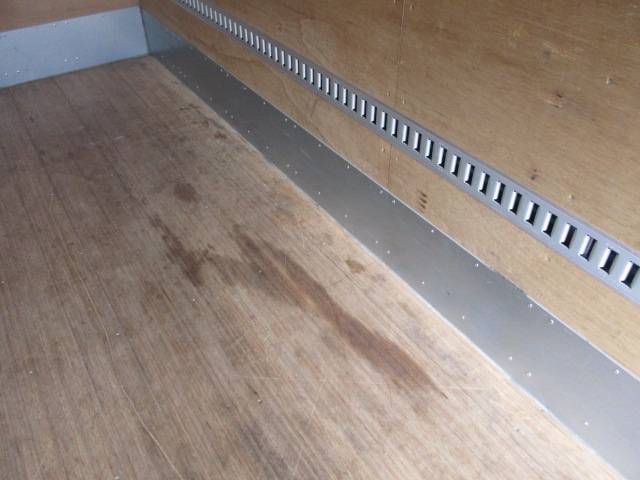 いすゞエルフアルミバン小型（2t・3t）[写真06]