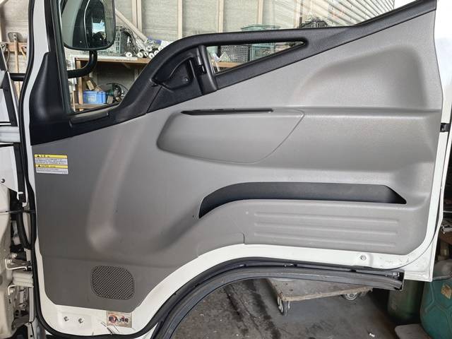 三菱ふそうキャンターアルミバン小型（2t・3t）[写真30]