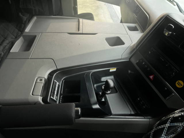 三菱ふそうスーパーグレートアルミウイング大型（10t）[写真34]