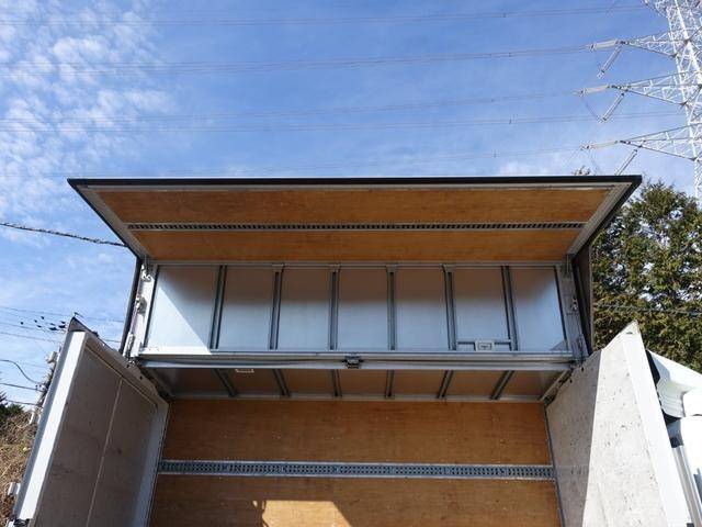 三菱ふそうキャンターアルミウイング小型（2t・3t）[写真12]