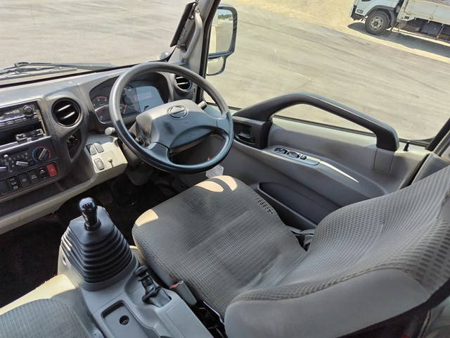 日野デュトロ平ボディ小型（2t・3t）[写真20]