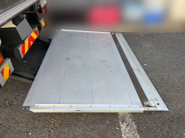 いすゞフォワードアルミバン中型（4t）[写真12]