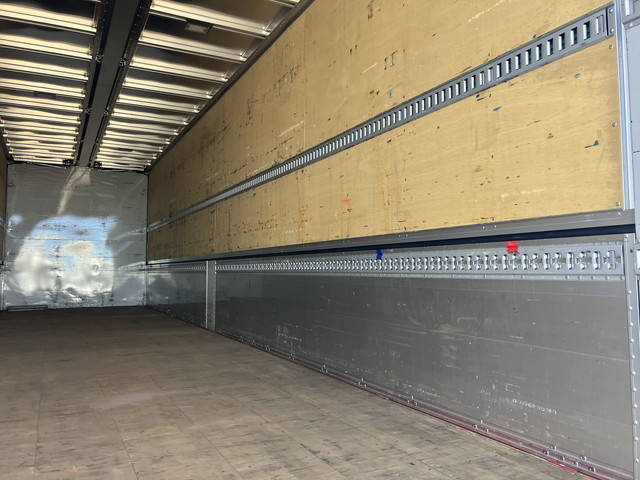 いすゞギガアルミウイング大型（10t）[写真12]