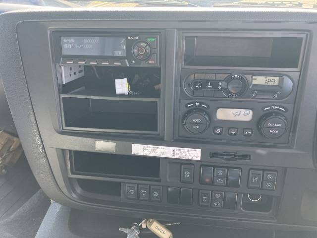 いすゞギガアルミウイング大型（10t）[写真08]