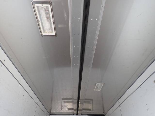 日野デュトロ冷蔵冷凍ウイング小型（2t・3t）[写真14]