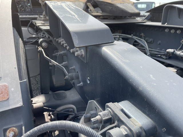 UDトラックスクオントレーラーヘッド（トラクターヘッド）大型（10t）[写真18]