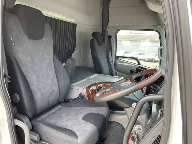 UDトラックスクオントレーラーヘッド（トラクターヘッド）大型（10t）[写真27]