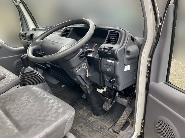 いすゞエルフアルミバン小型（2t・3t）[写真30]