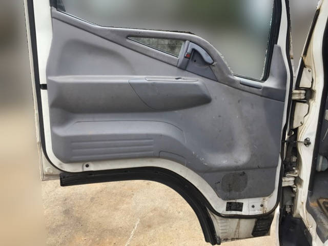 三菱ふそうキャンターコンテナ専用車小型（2t・3t）[写真28]