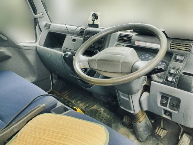 三菱ふそうキャンターコンテナ専用車小型（2t・3t）[写真32]