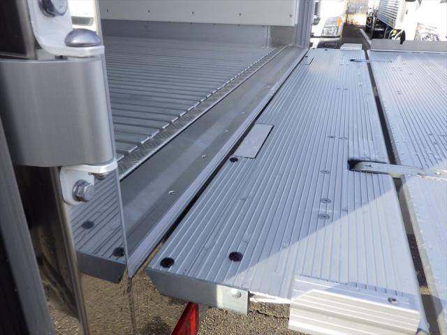 日野デュトロ冷凍車（冷蔵車）小型（2t・3t）[写真12]