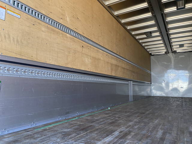 いすゞギガアルミウイング大型（10t）[写真11]