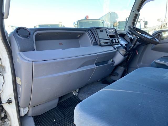 三菱ふそうキャンターアルミバン小型（2t・3t）[写真32]