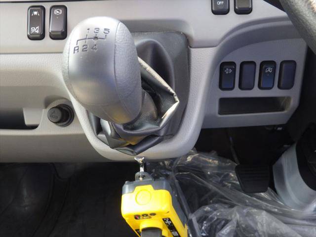 三菱ふそうキャンターコンテナ専用車小型（2t・3t）[写真23]