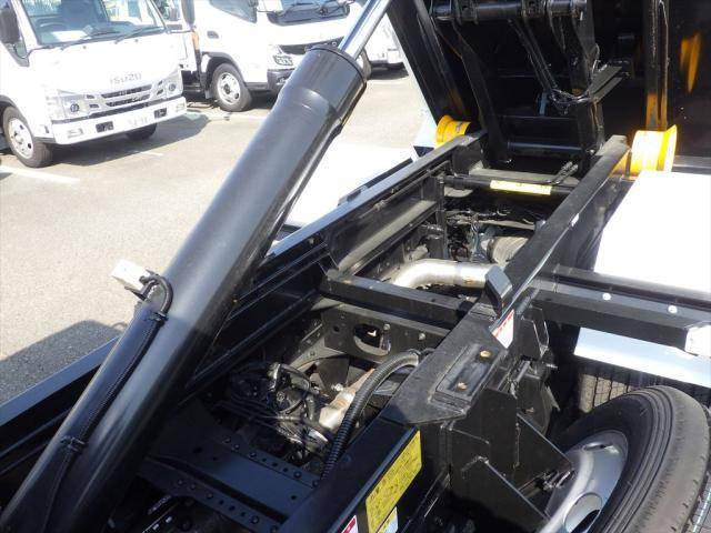 三菱ふそうキャンターコンテナ専用車小型（2t・3t）[写真09]