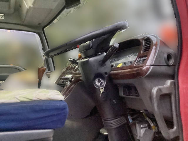 いすゞギガアルミウイング大型（10t）[写真28]