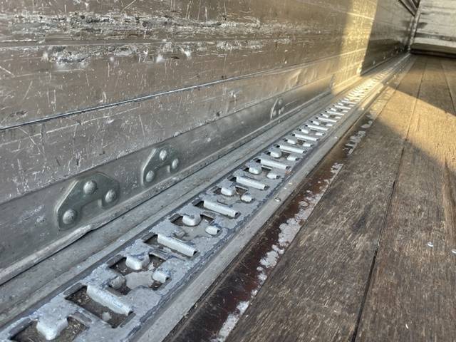 三菱ふそうファイターアルミウイング中型（4t）[写真11]