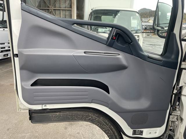 三菱ふそうキャンターパネルバン小型（2t・3t）[写真30]