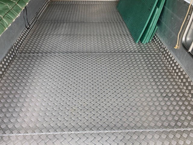 UDトラックスコンドル家畜運搬車中型（4t）[写真14]