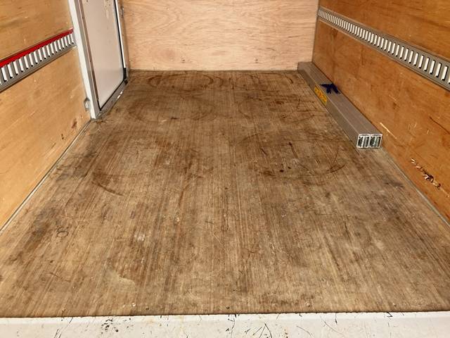 いすゞエルフアルミバン小型（2t・3t）[写真16]