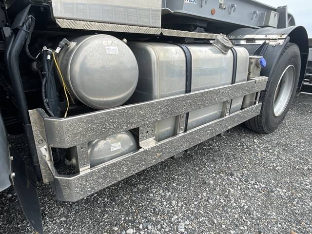 UDトラックスクオントレーラーヘッド（トラクターヘッド）大型（10t）[写真19]