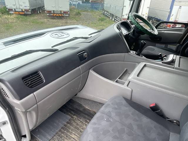 UDトラックスクオントレーラーヘッド（トラクターヘッド）大型（10t）[写真31]