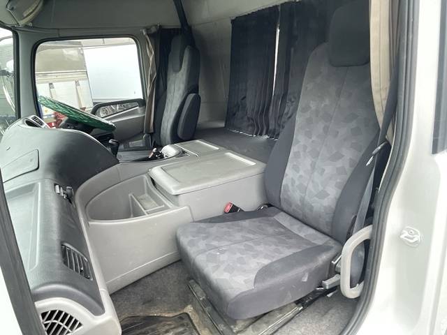 UDトラックスクオントレーラーヘッド（トラクターヘッド）大型（10t）[写真32]