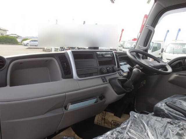 三菱ふそうキャンターアルミウイング小型（2t・3t）[写真12]