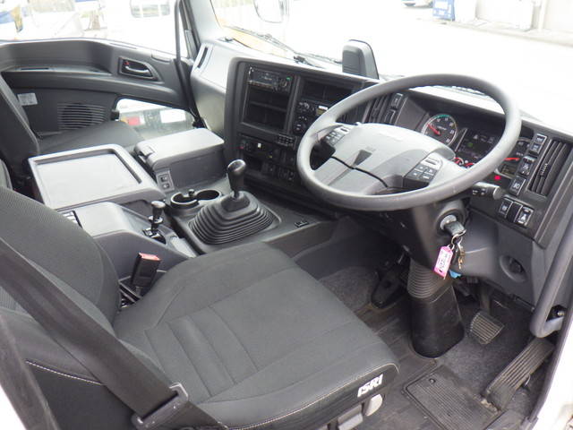 いすゞギガアルミウイング大型（10t）[写真13]