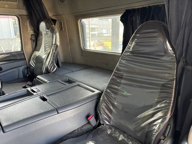 三菱ふそうスーパーグレートコンテナ専用車大型（10t）[写真09]