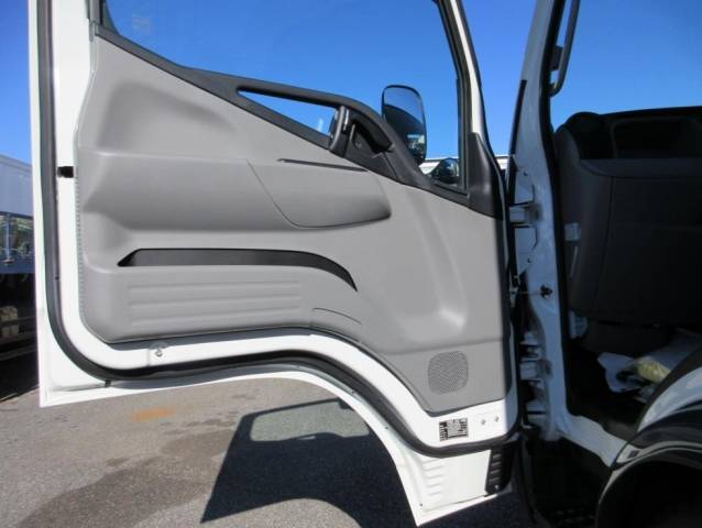 三菱ふそうキャンターアルミバン小型（2t・3t）[写真18]