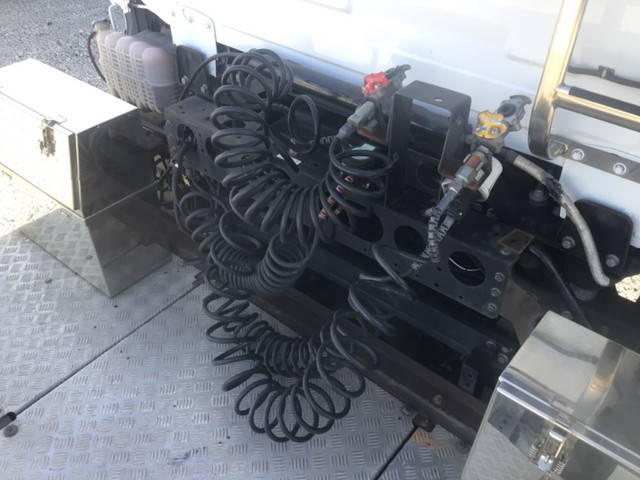 UDトラックスクオントレーラーヘッド（トラクターヘッド）大型（10t）[写真14]