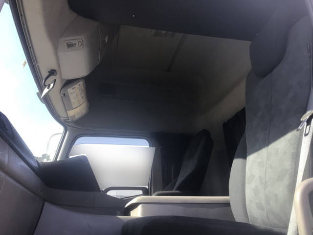 UDトラックスクオントレーラーヘッド（トラクターヘッド）大型（10t）[写真23]