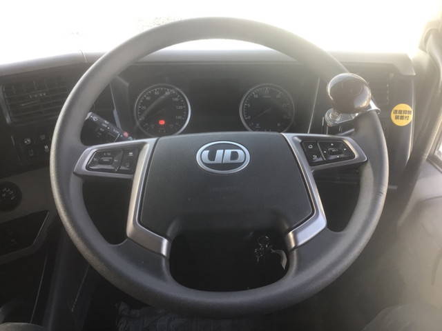 UDトラックスクオントレーラーヘッド（トラクターヘッド）大型（10t）[写真28]