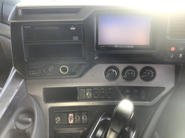 UDトラックスクオントレーラーヘッド（トラクターヘッド）大型（10t）[写真30]