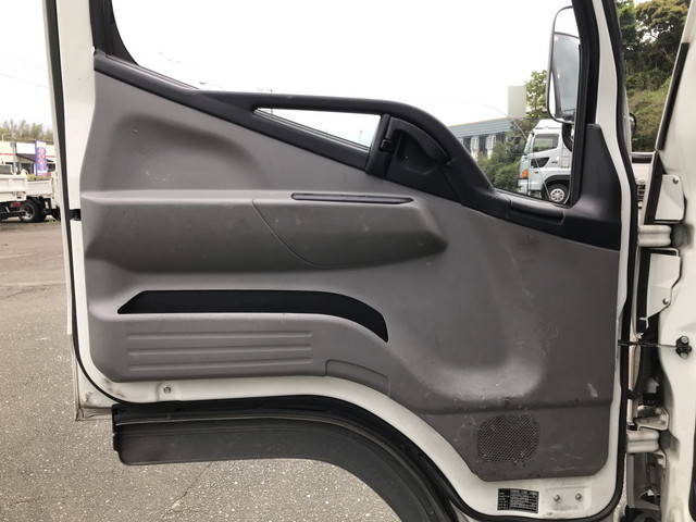 三菱ふそうキャンター平ボディ小型（2t・3t）[写真24]