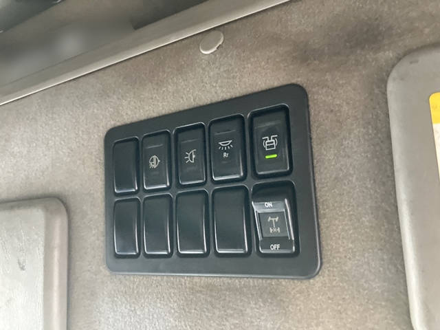 いすゞギガアルミウイング大型（10t）[写真29]