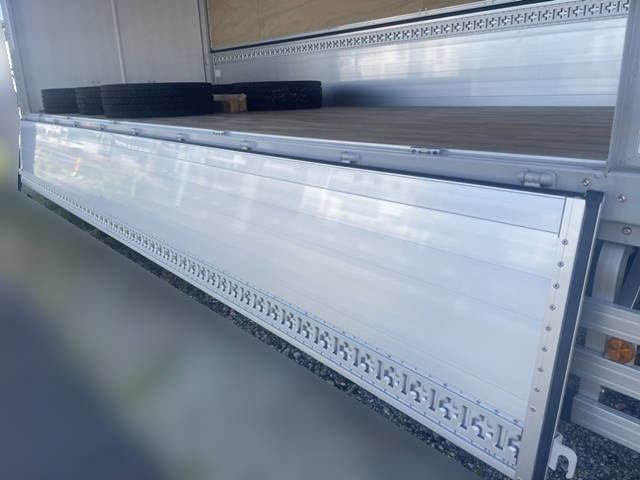 UDトラックスコンドルアルミウイング増トン（6t・8t）[写真09]