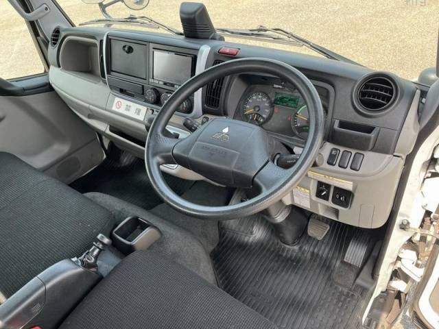 三菱ふそうキャンター平ボディ小型（2t・3t）[写真11]