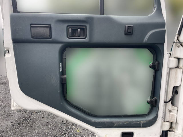 UDトラックスコンドル平ボディ中型（4t）[写真24]