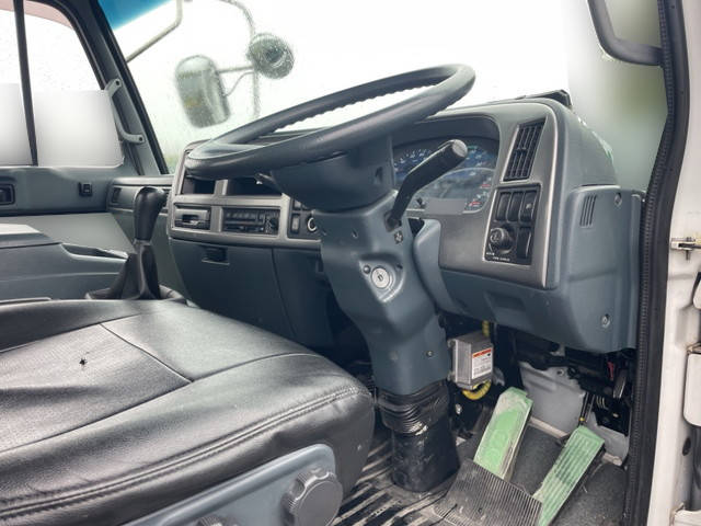 UDトラックスコンドル平ボディ中型（4t）[写真29]